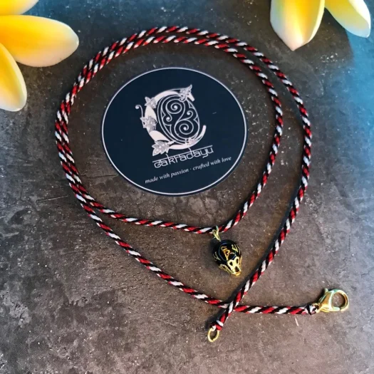 Tridatu Liontin Batu Mulia Mantra Tibet Necklace with Bali’s Signature Gold Crown