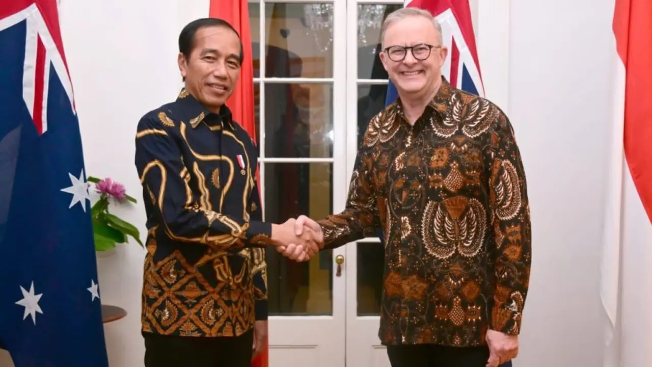 Indonesian President Joko Widodo (left) and Australian Prime Minister Anthony Albanese (right) wearing Batik