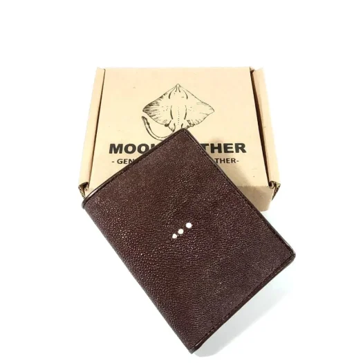 Mool Leather Men’s Vertical Stingray Leather Bifold Wallet in Brown with Three-Pearl Crown Detail