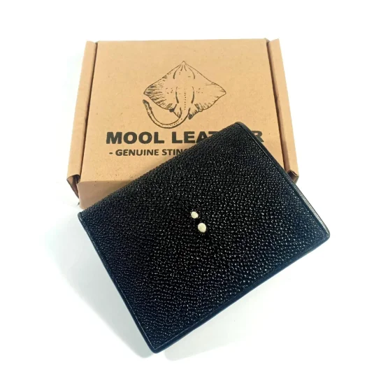 Mool Leather Men’s Vertical Bifold Wallet in Male Stingray Leather with Two-Pearl Crown Detail