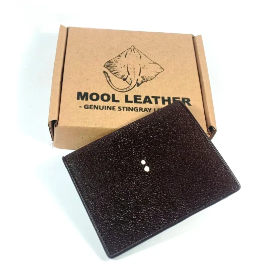 Mool Leather Men’s Vertical Bifold Wallet in Whitespotted Whipray Leather with Two-Pearl Crown Detail