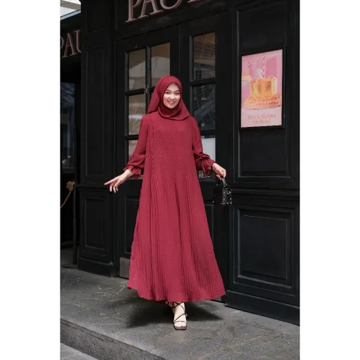 Elegant Seraya Ceruti Pleated Dress Set with Pashmina – Wudhu-Friendly Fashion